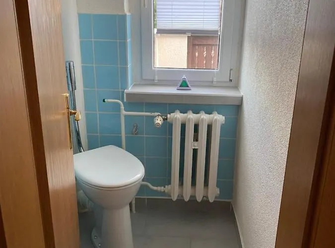 別荘 Charmantes Ferienhaus Gernrode/ Harz, Balkon, Grill, 2 Schlafzimmer クヴェードリンブルク